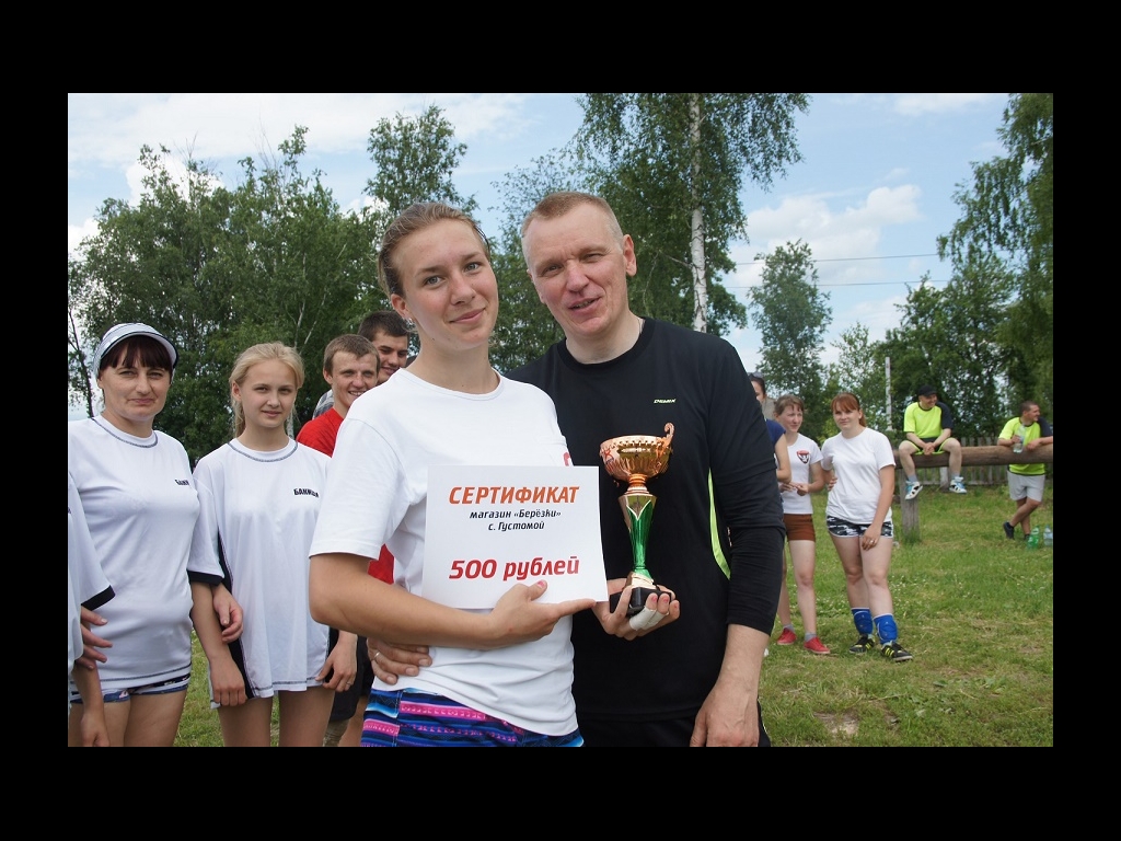 Кубок победителя получает капитан банищанской команды Алена Алмосова (справа – Константин Муханов)