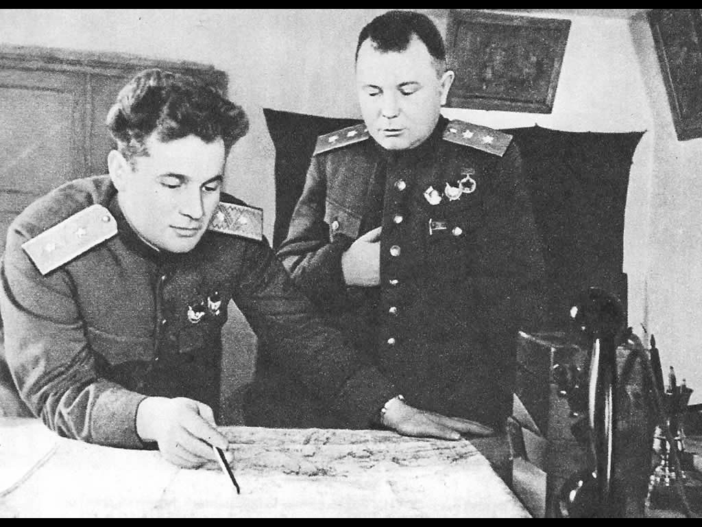 Командующий 60-й армией Иван Данилович Черняховский (слева) и член  Военного совета армии Александр Иванович Запорожец. Март 1943 г.