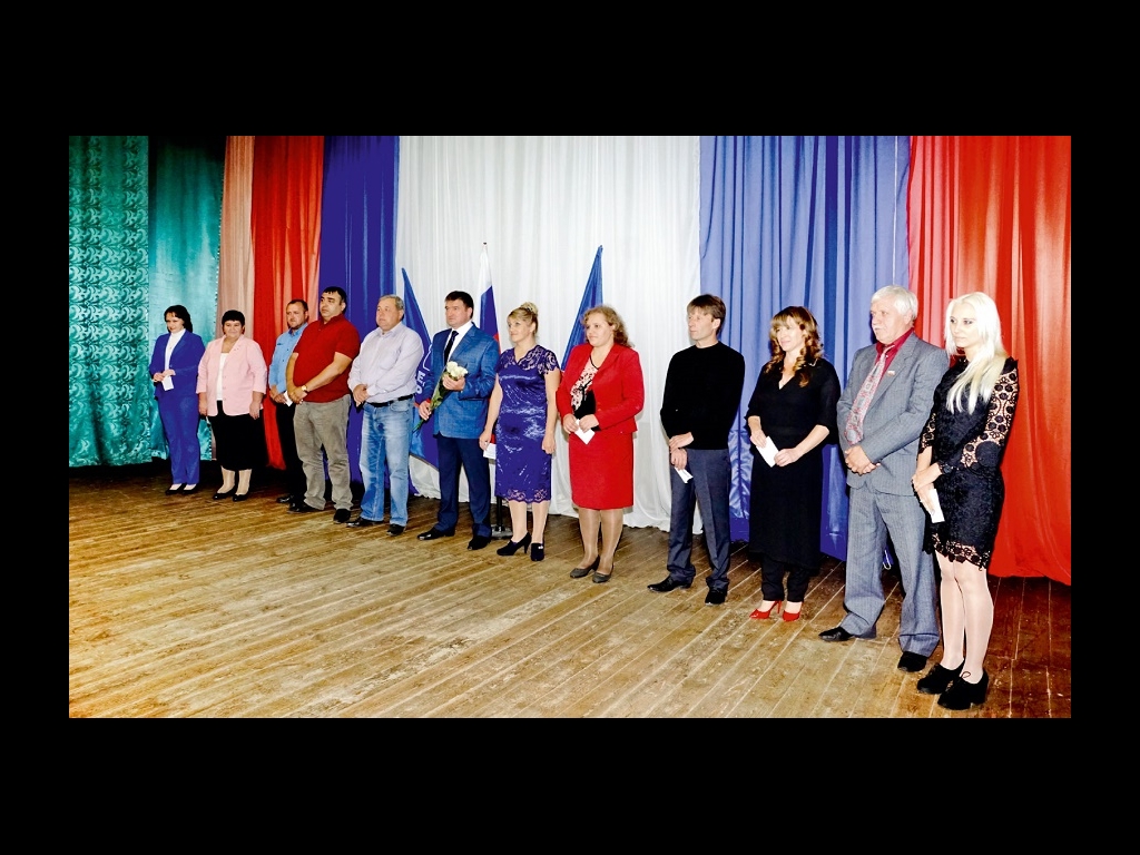 Вновь избранные депутаты Представительного Собрания  и глава Льговского района принимают поздравления