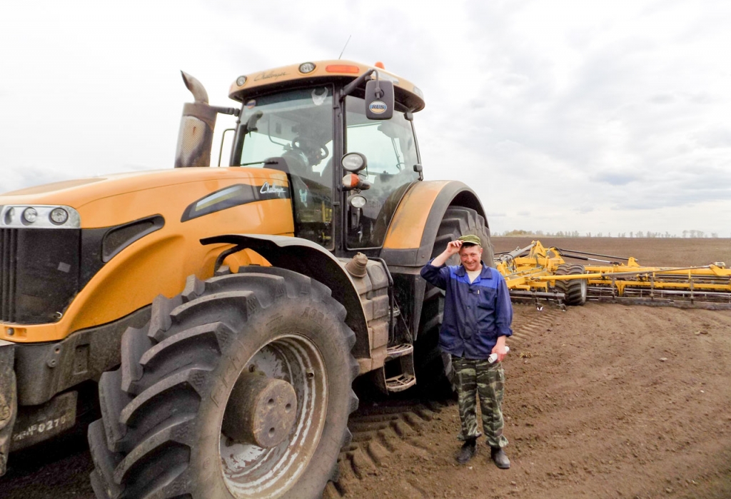 Стаж механизатора А. А. Аксёнова – 23 года. А на этом тракторе «Челленджер», способном справиться с самыми тяжёлыми работами, он работает в АФ «Рыльская» уже четвёртый год.
