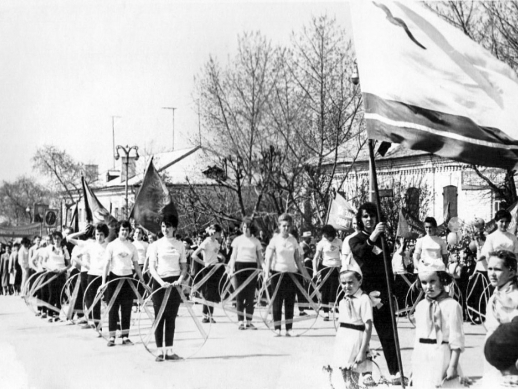 Колонна физкультурников на первомайской демонстрации во времена советского Союза во Льгове