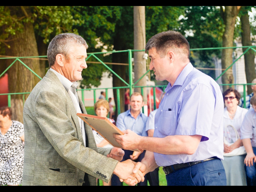 Благодарность администрации Льговского района получает машинист бульдозера путевой машинной станции № 338 В. В. Елистратов