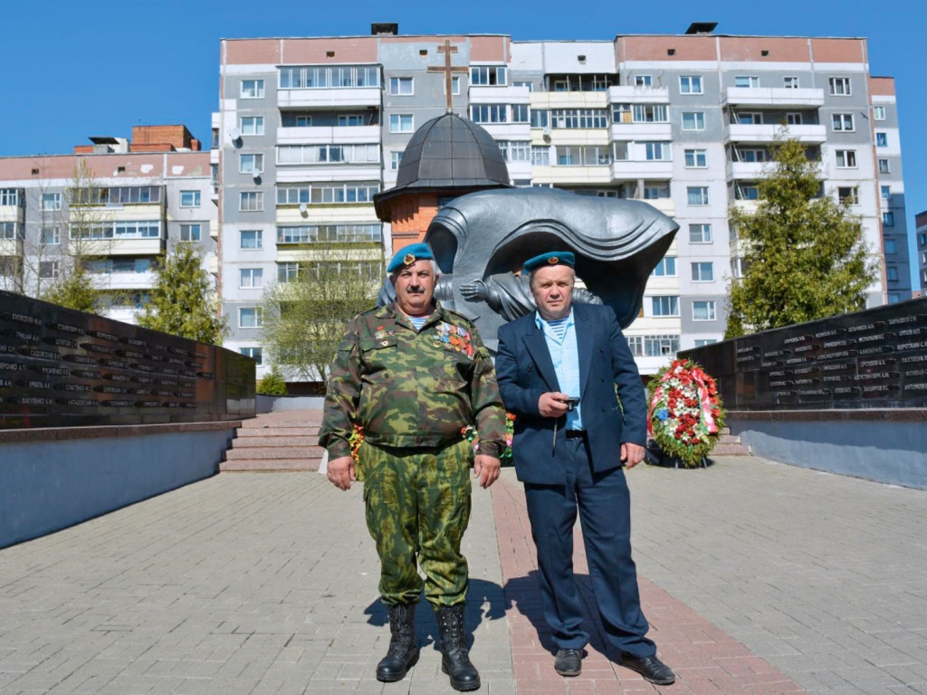 Иван Иванович Медовкин со своим сослуживцем и одноклассником Олегом Попченко (слева направо)