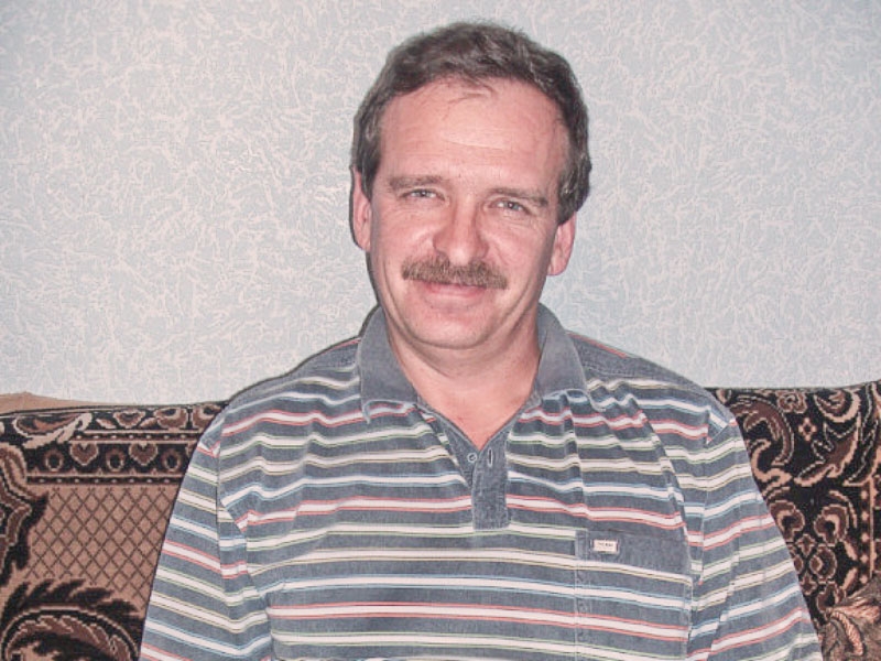 Михин Евгений Васильевич, 1969 года рождения. На вид 45-50 лет. Особые приметы: носит усы и немного заикается.