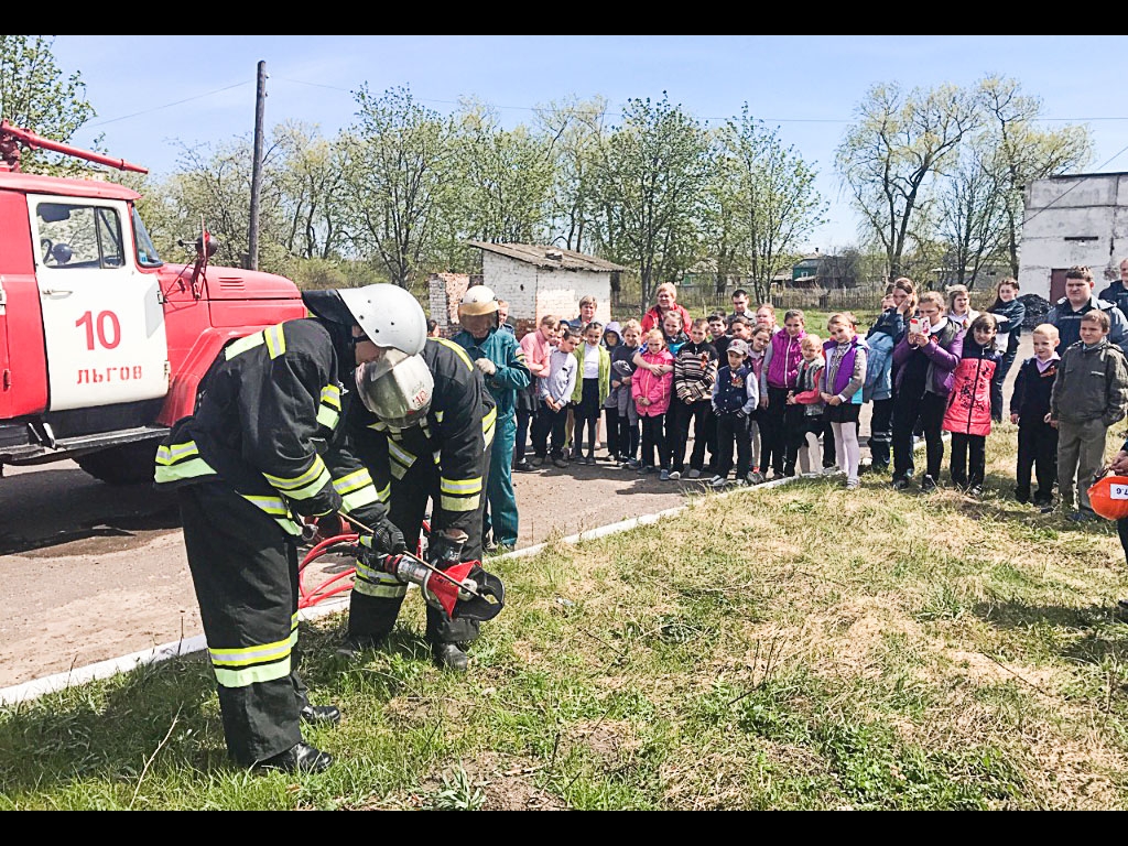Учащиеся и преподаватели с интересом ознакомились с работой пожарных