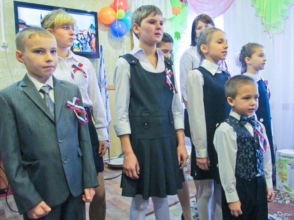 Музыкальное поздравление к празднику в исполнении воспитанников приюта при  ОКУ «Льговский центр соцпомощи»