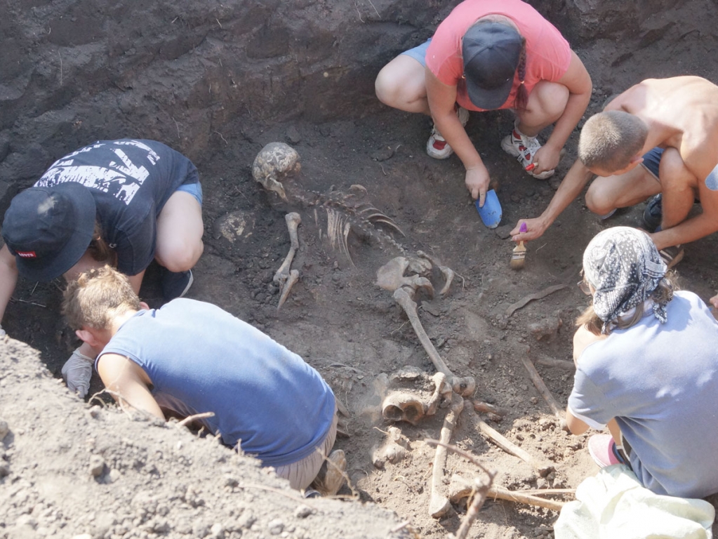 В раскопе поисковики увидели жуткую картину: останки шли в сторону и вглубь, люди были захоронены лицом вниз, буквально набросаны друг на друга
