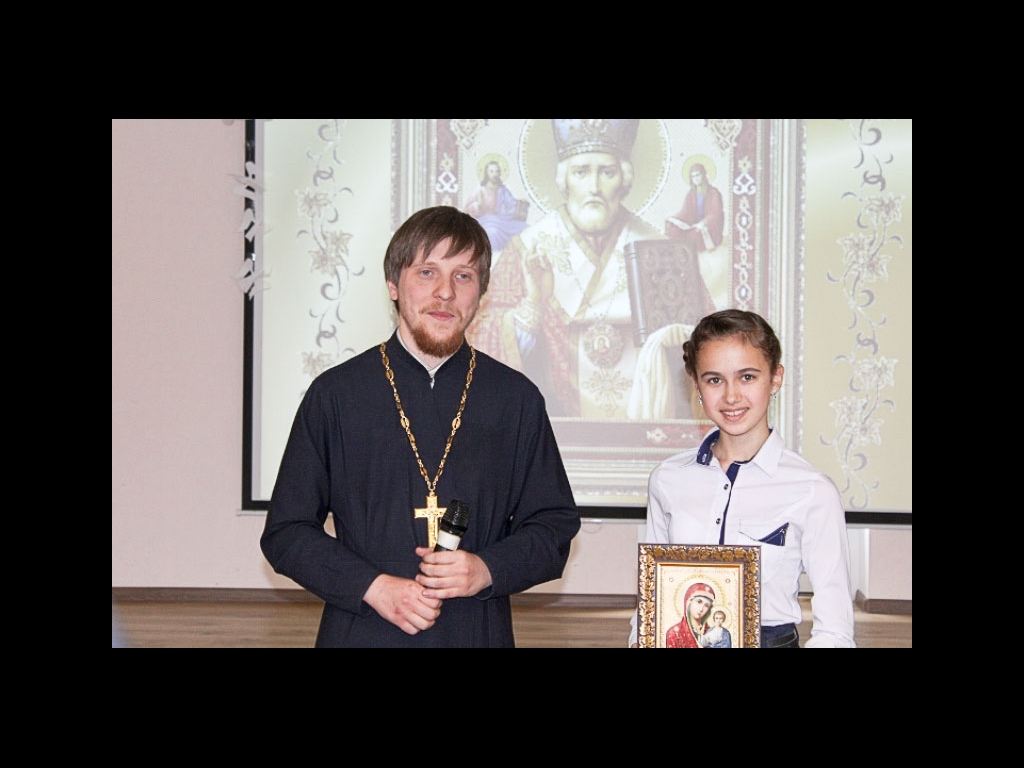 Александр Селихов вручил  грамоты выпускникам, пожелав им прожить добрую христианскую жизнь и не забывать свою малую Родину..