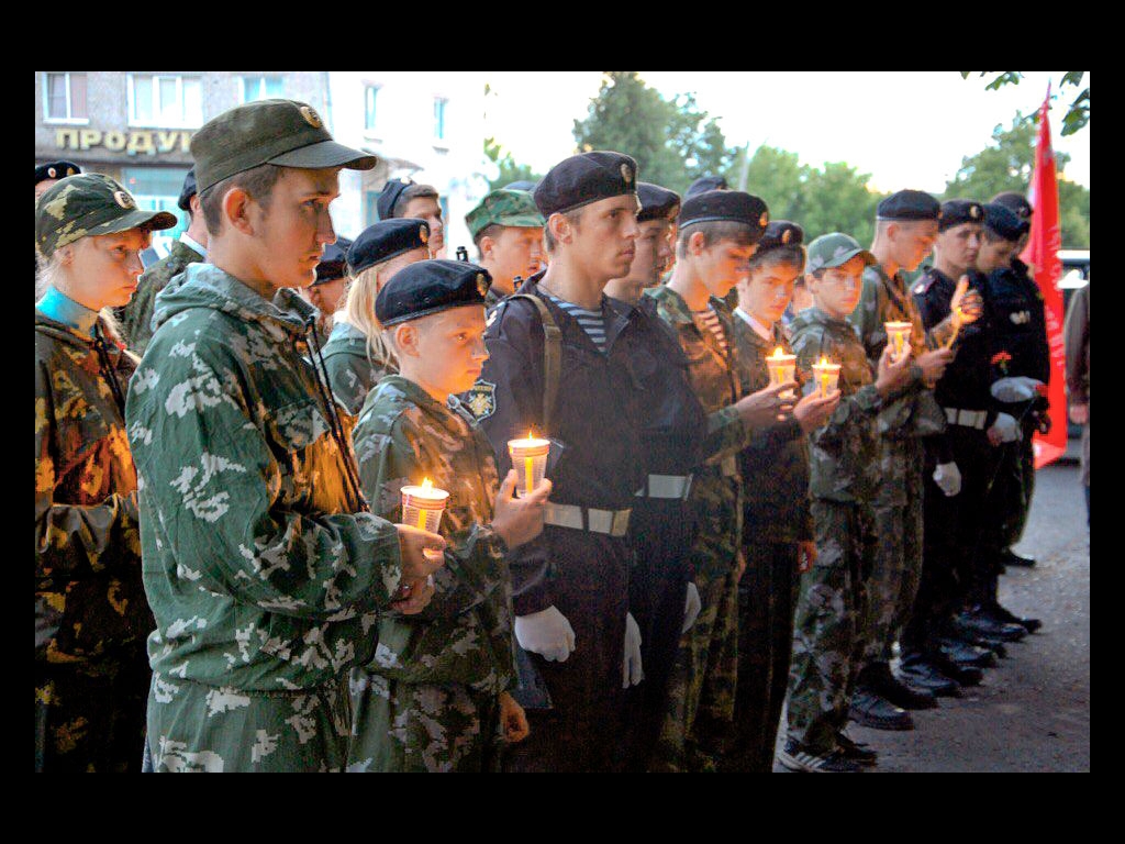 В День памяти и скорби, по всей стране проходит акция «Свеча памяти». Льговчане тоже не забывают воинов, подаривших нам будущее...