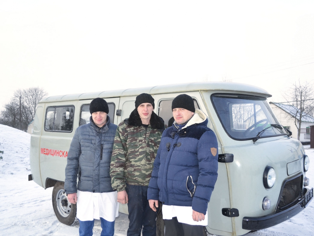 Водитель автомобиля Юрий Плахин и фельдшера Александр Мамаев и Сергей Шестаков