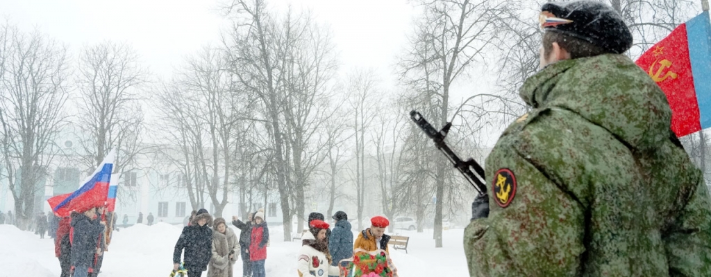Не смотря на сильную метель льговчане возложили цветы к памятнику Героям молодогвардейцам
