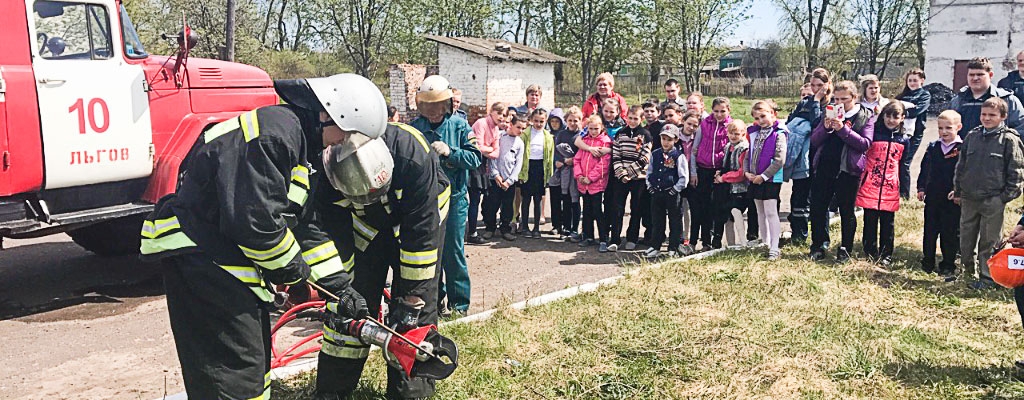Учащиеся и преподаватели с интересом ознакомились с работой пожарных
