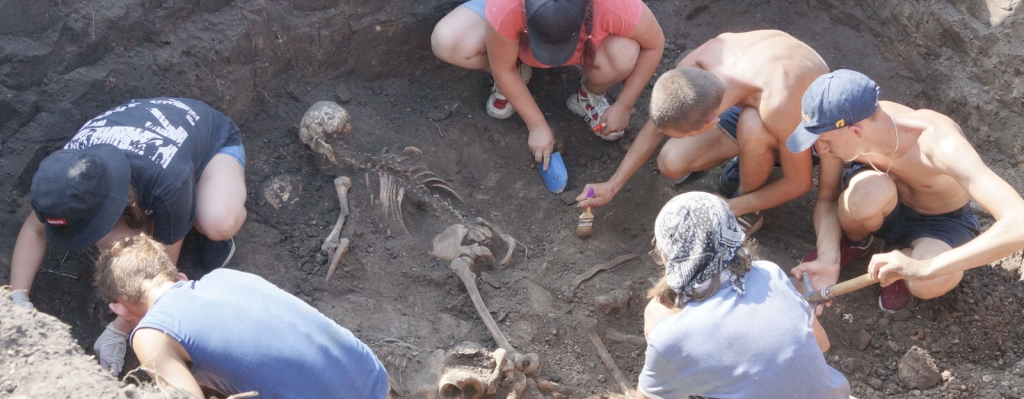 В раскопе поисковики увидели жуткую картину: останки шли в сторону и вглубь, люди были захоронены лицом вниз, буквально набросаны друг на друга