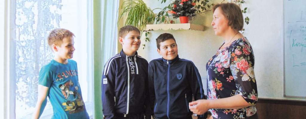 Олег Шатайло, Саша Елькин и Никита Милицын из 6-б полностью согласны со своим завучем: теперь в школе теплоооо… Оттого и настроение у всех радостное!