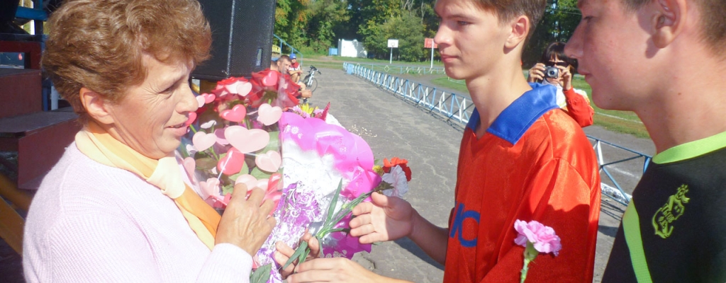 Цветы от юных футболистов – маме Сергея Любови Васильевне